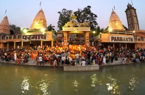 YOGA RETREAT RISHIKESH 19 parmarth niketan aarti